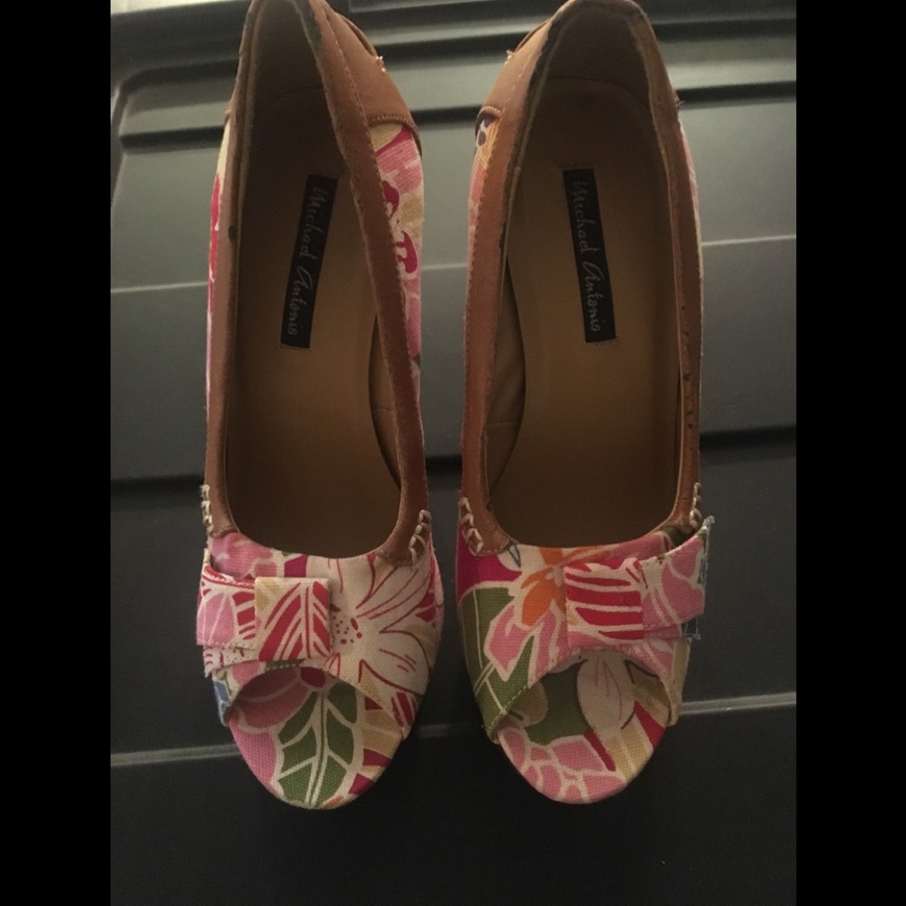 Michael Antonio Floral pump only worn once 7.5